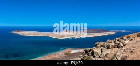 Blick auf die Insel La Graciosa vom Mirador del Rio, Lanzarote, Kanarische Inseln, Spanien Stockfoto