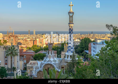 Die erstaunlich lebendige Farben und gewundenen Formen des spanischen Architekten Gaudis berühmten Parc Güell in Barcelona, Spanien Stockfoto