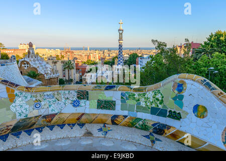 Die erstaunlich lebendige Farben und gewundenen Formen des spanischen Architekten Gaudis berühmten Parc Güell in Barcelona, Spanien Stockfoto