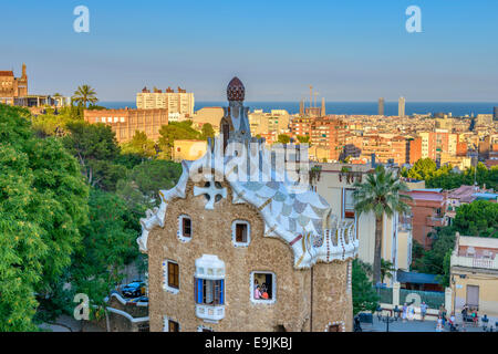 Die erstaunlich lebendige Farben und gewundenen Formen des spanischen Architekten Gaudis berühmten Parc Güell in Barcelona, Spanien Stockfoto