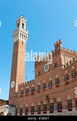 Turm Torre del Mangia des Palazzo Pubblico in Piazza del Campo, Altstadt, Siena, Toskana, Italien Stockfoto