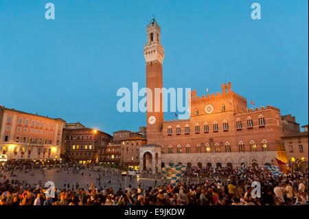 Piazza del Campo mit dem Turm Torre del Mangia des Palazzo Pubblico, bei Dämmerung, historischen Zentrum, Siena, Toskana, Italien Stockfoto