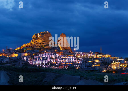 Stadtbild mit Felsenburg, Uchisar, Nevşehir Provinz, Kappadokien, Zentralregion Anatolien, Anatolien, Türkei Stockfoto