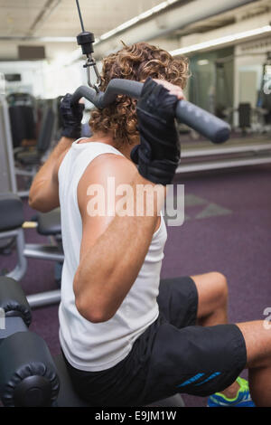 Mann auf einer Lat-Maschine im Fitness-Studio trainieren Stockfoto