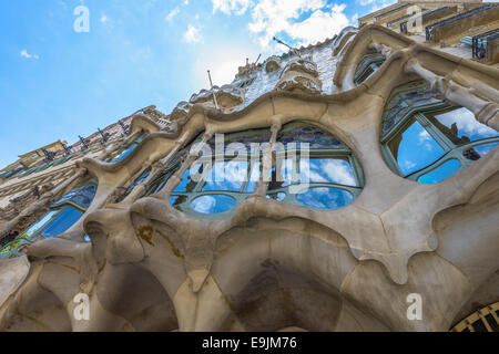 Barcelona - 16 Juli: Die Fassade des Hauses Casa Battlo entworfen von Antoni Gaudi am 12. Juli 2014 Barcelona, Spanien Stockfoto