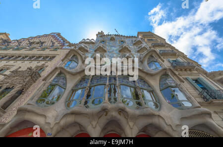 Barcelona - 16 Juli: Die Fassade des Hauses Casa Battlo entworfen von Antoni Gaudi am 12. Juli 2014 Barcelona, Spanien Stockfoto