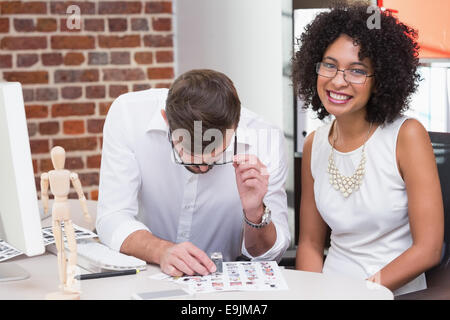 Zwei Foto-Editoren bei der Arbeit Stockfoto