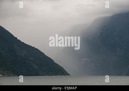 Überschrift für den Regen, Geiranger Fjord in Richtung Storfjord auf der Fähre nach Valldalen, Norwegen. Stockfoto
