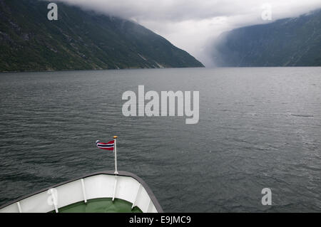 Eine Passagier- und Autofähre Segeln, Geirangerfjord, Norwegen, Richtung Valldalen und bald schlagen Starkregen. Stockfoto