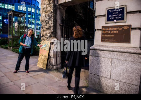 London, UK. 28. Oktober 2014. Umweltaktivisten protest außerhalb der 2. Jahrestag Anleger Treffen der Green Investment Bank.  Sie sind besorgt über seine Unterstützung für die Nutzung von Biomasse als Brennstoff in Kraftwerken, weil es aus nicht nachhaltigen Quellen stammt. Das Treffen findet am Ort der Büros der Bank of America Merrill Lynch, St Pauls, London 28. Oktober 2014. Bildnachweis: Guy Bell/Alamy Live-Nachrichten Stockfoto