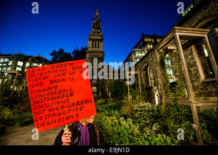 London, UK. 28. Oktober 2014. Umweltaktivisten protest außerhalb der 2. Jahrestag Anleger Treffen der Green Investment Bank.  Sie sind besorgt über seine Unterstützung für die Nutzung von Biomasse als Brennstoff in Kraftwerken, weil es aus nicht nachhaltigen Quellen stammt. Das Treffen findet am Ort der Büros der Bank of America Merrill Lynch, St Pauls, London 28. Oktober 2014. Bildnachweis: Guy Bell/Alamy Live-Nachrichten Stockfoto