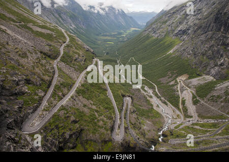 Blick über Isterdalen Tal und die berühmte Straße Trollstigen, Norwegen Stockfoto