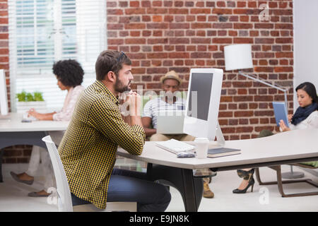 Lässige jungen Mann mit computer Stockfoto