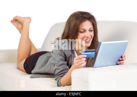 Frau Online-Einkäufen mit Tablet und Kreditkarte Stockfoto