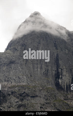 Die Troll Wand und Troll Gipfel in Romsdalen Tal in Norwegen. Stockfoto
