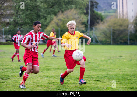 Zwei junge Fußballer der U13 Kampf um den Ball, Cape Town, Südafrika Stockfoto