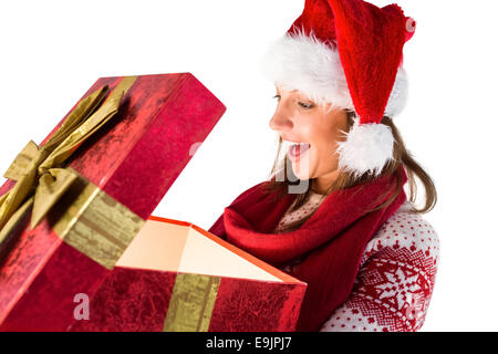 Erstaunt Mädchen öffnen ein magisches Weihnachtsgeschenk Stockfoto