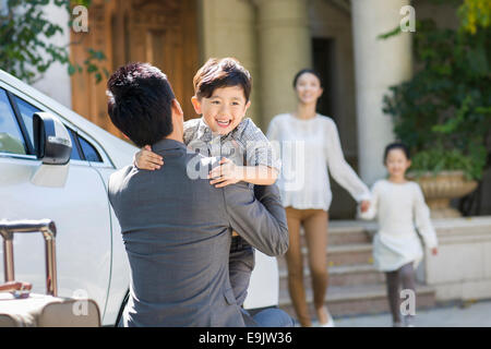 Sohn Gruß zurückkehrenden Vater Stockfoto