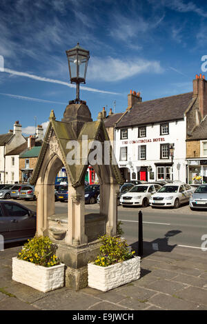 UK, County Durham, Barnard Castle, Galgate, alten Brunnen in der Horsemarket Stockfoto