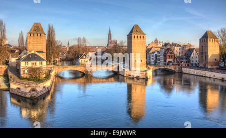 Winterpanorama der berühmten Brücke Ponts Couverts in Straßburg, Frankreich. Stockfoto