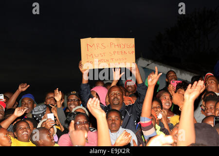 DURBAN - 27. Oktober 2014 - ein Anhänger des ermordeten südafrikanischen Fußball-Kapitän Senzo Meyiwa geht klar hervor, was er will das Land nationale Polizei-Beauftragter Riyah Phiyega zu tun. Meyiwa wurde über das Wochenende in Vosloorus erschossen. Massen hatten vor der Erschlagenen Fußballer Haus in Durban versammelt. Bildnachweis: Giordano Stolley/Alamy Live-Nachrichten Stockfoto