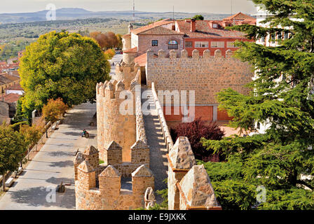 Spanien, Kastilien-León: Blick vom Turm der mittelalterlichen Stadtmauer in Welt Erbe Stadt Ávila auf den Paseo del Rastro Stockfoto