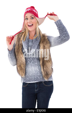 Blondine in Winterkleidung lächelnd in die Kamera Stockfoto