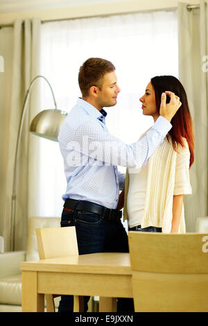 Porträt eines Mannes und einer Frau zu Hause zusammenstehen Stockfoto