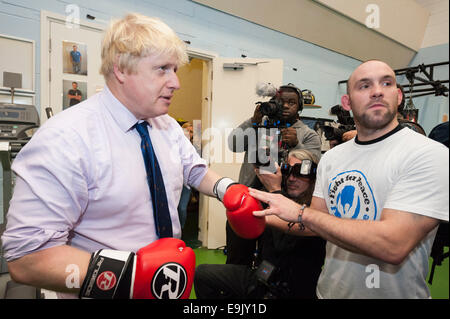 Newham, London, UK. 28. Oktober 2014. Boris Johnson besucht eine Trainingseinheit im Kampf für Peace Academy in Newham. Kampf um Frieden verwendet Boxen und Kampfsport kombiniert mit Ausbildung und persönliche Entwicklung das Potenzial junger Menschen in der Gemeinde von Kriminalität und Gewalt bedroht. Zuerst in Rio 2000 gegründet von Luke Dowdney MBE, wurde 2007 in Newham repliziert. Es ist jetzt expandiert weltweit und begann, Roll-out in ganz Großbritannien im Mai 2014. Bildnachweis: Lee Thomas/Alamy Live-Nachrichten Stockfoto