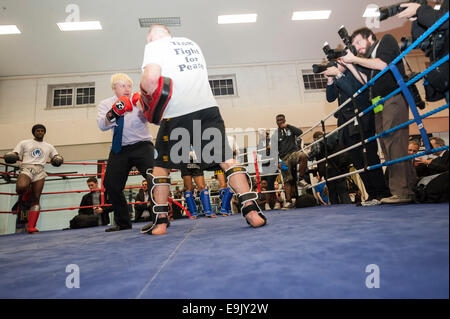 Newham, London, UK. 28. Oktober 2014. Boris Johnson besucht eine Trainingseinheit im Kampf für Peace Academy in Newham. Kampf um Frieden verwendet Boxen und Kampfsport kombiniert mit Ausbildung und persönliche Entwicklung das Potenzial junger Menschen in der Gemeinde von Kriminalität und Gewalt bedroht. Zuerst in Rio 2000 gegründet von Luke Dowdney MBE, wurde 2007 in Newham repliziert. Es ist jetzt expandiert weltweit und begann, Roll-out in ganz Großbritannien im Mai 2014. Bildnachweis: Lee Thomas/Alamy Live-Nachrichten Stockfoto