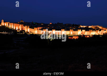 Spanien, Castilla-León: Nächtliche Blick auf den mittelalterlichen Stadtmauern der Weltkulturerbe Stadt Ávila Stockfoto