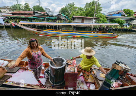 schwimmende Markt Anbieter am Klong Bang Luang Kanal in Bangkok, Thailand Stockfoto