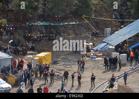Karaman, Türkei. 28. Oktober 2014. Retter weiter, dass ihre Bemühungen, Bergleute zu retten u-Bahn in Karaman Provinz in Zentral-Türkei, 29. Oktober 2014 eingeschlossen. Achtzehn Bergleute waren gefangen in einem eingestürzten Kohlebergwerk in Karaman Provinz im Süden der Türkei am Dienstag, sagte Trukish Behörden. Hoffnungen sind dimmen, da gab es keinen Kontakt mit der Bergleute seit Dienstag, wenn eine Galerie unerwartet war überflutet. Energieminister Taner Yildiz sagte Retter sind noch auf der Suche nach der Quelle der Überschwemmungen. Bildnachweis: Xinhua/Alamy Live-Nachrichten Stockfoto