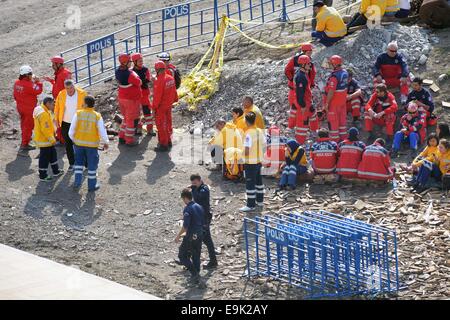 Karaman, Türkei. 28. Oktober 2014. Retter weiter, dass ihre Bemühungen, Bergleute zu retten u-Bahn in Karaman Provinz in Zentral-Türkei, 29. Oktober 2014 eingeschlossen. Achtzehn Bergleute waren gefangen in einem eingestürzten Kohlebergwerk in Karaman Provinz im Süden der Türkei am Dienstag, sagte Trukish Behörden. Hoffnungen sind dimmen, da gab es keinen Kontakt mit der Bergleute seit Dienstag, wenn eine Galerie unerwartet war überflutet. Energieminister Taner Yildiz sagte Retter sind noch auf der Suche nach der Quelle der Überschwemmungen. Bildnachweis: Xinhua/Alamy Live-Nachrichten Stockfoto