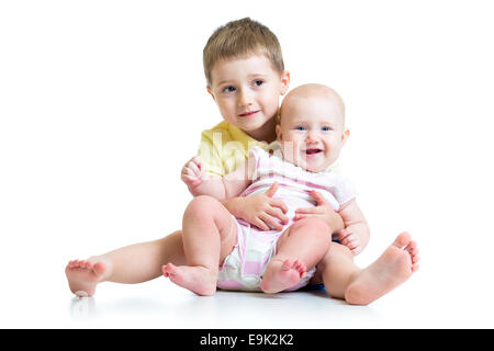 Liebevoller Bruder umarmt kleine Schwester isoliert Stockfoto