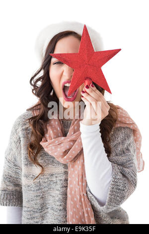 Brünette in Winterkleidung hält Sterne begeistert Stockfoto