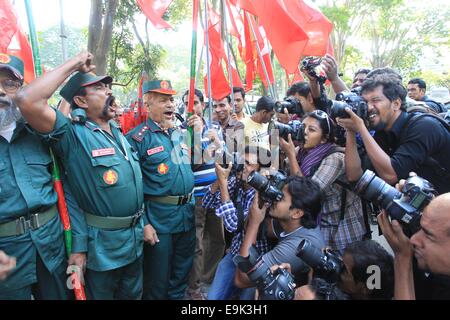 Dhaka, Bangladesch. 29. Oktober 2014. Aktivisten und ehemalige Freiheitskämpfer gegen Pakistan im Jahr 1971 Krieg gekämpft zu demonstrieren und Agroup der Fotojournalisten nimmt Fotos nach der Urteilsverkündung Aginst Jamaat-e-Islami Parteichef Motiur Rahman Nizami außerhalb des internationalen Verbrechen Gerichts Hofes in Dhaka am 29. Oktober 2014. Ein Bangladeshi Sondergericht am 29. Oktober zum Tode den Führer der größten islamistischen Partei des Landes für Kriegsverbrechen in eine lang ersehnte Urteil, die Ängste der frischen Gewalt ausgelöst. © Monirul Alam (Kredit-Bild: © Monirul Alam/ZUMA Stockfoto