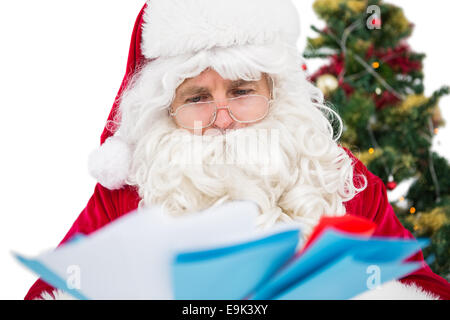 Weihnachtsmann zeigt viele Briefe Stockfoto