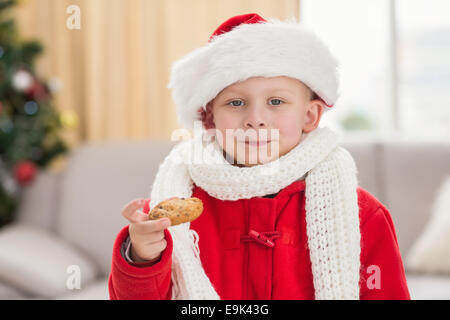 Festliche jungen Essen einen cookie Stockfoto