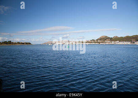 Blick von Conwy Hafen / Marina auf der Esutary, Deganwy / Deganway und Llandudno Great Orme in der Ferne Stockfoto