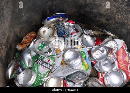 Getränkedosen in einem Lagerplatz warten recycelt werden Stockfoto