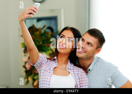 Porträt eines jungen schönen Paares machen Selfie Foto mit smarphone Stockfoto