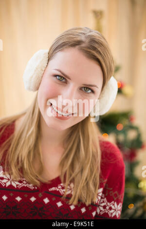 Porträt eines lächelnden blonden Ohrenschützer tragen Stockfoto