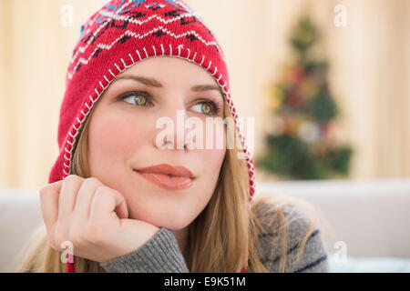 Frau im Winter Hut mit Kopf zum denken Stockfoto