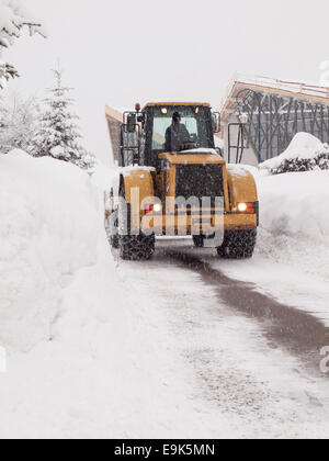 starker Schneefall Pflug Clearing Straße mit fallendem Schnee in einem französischen Skiort in der Savoie französische Alpen Stockfoto