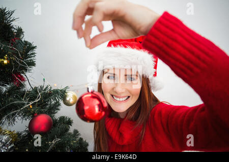 Festliche Rothaarige Christbaumkugel am Baum hängen Stockfoto