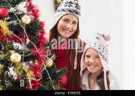 Mutter und Tochter schmücken Weihnachtsbaum Stockfoto