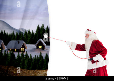 Santa zieht etwas mit einem Seil Stockfoto