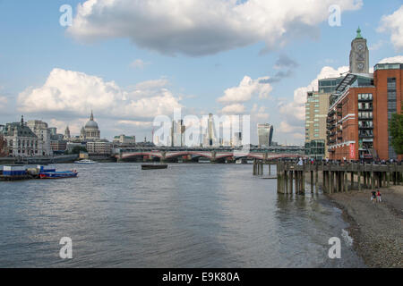 Ein Blick auf London Skyline Osten entlang der Themse mit dem Oxo Tower auf der rechten Seite und St. Pauls Cathedral auf der linken Seite. Stockfoto