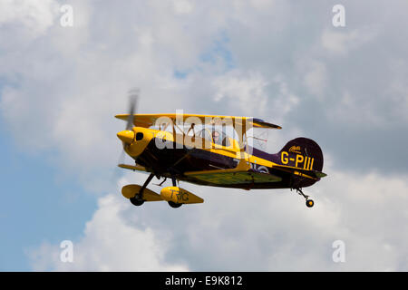 Pitts S - 1D spezielle G-PIII TRIG Aerobatic Team im Flug über Headcorn Flugplatz Stockfoto